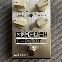 Kytarový efekt v kovovém šasi stříbrné barvy s nápisem C4 SYNTH a logem SOURCE AUDIO. Zařízení má čtyři bílé otočné knoflíky s popisky INPUT SENSE, M…