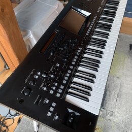 Černý digitální klavír s bílými a černými klávesami. Na ovládacím panelu je umístěn displej a logo YAMAHA. Nástroj obsahuje množství tlačítek, posuvn…