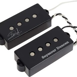 Dvě černé humbuckery s viditelnými póly. Na horním snímači je bílý podpis "Seymour". Dolní snímač má bílý nápis "Seymour Duncan". Oba nástroje mají p…