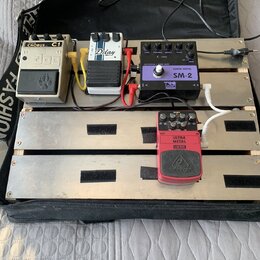 Kytarový pedalboard v černém přepravním kufru s několika efekty. Jsou zde pedály s nápisy CHORUS C1, Delay a ULTRA METAL UM300 od značky behringer. V…