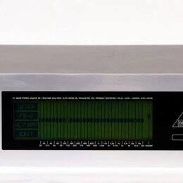 Stříbrný rackový procesor s nápisem ULTRA-CURVE® DIGITAL 24-BIT DUAL DSP MAINFRAME MODEL DSP 6000. Uprostřed je umístěn zelený LCD displej s grafický…