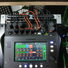 Digitální mixážní pult značky ALLEN&HEATH, model CQ-12T. Zařízení je umístěno v transportním case a má zapnutý barevný displej s ovládacími prvky. V…