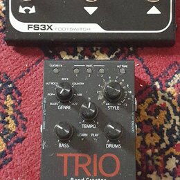 Na fotografii jsou dva černé efektové pedály. Horní je DigiTech FS3X FOOTSWITCH se třemi kovovými spínači označenými nápisy MODE, DOWN a UP. Dolní je…