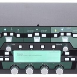 Černý rackový kytarový zesilovač s nápisem KEMPER na levé straně a PROFILING AMPLIFIER vpravo. Přední panel obsahuje LCD displej, řadu tlačítek, otoč…