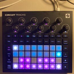 Černý sekvenční syntetizátor s nápisem CIRCUIT TRACKS a logem Novation v pravém horním rohu. Zařízení obsahuje řadu otočných potenciometrů s označení…