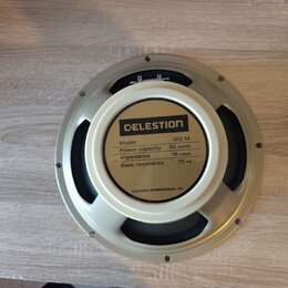 Fotografie zachycuje zadní stranu reproduktoru s krémovým rámem a magnetem. Na štítku je uveden nápis CELESTION a specifikace: Model G12 M, Power cap…