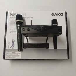 Fotografie zobrazuje bezdrátový mikrofonní systém v původním kartónovém balení. Na krabici je nápis WMS 420 WIRELESS MICROPHONE SYSTEM a logo AKG by…
