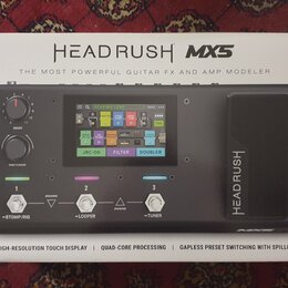 Fotografie zobrazuje krabici s multiefektovým procesorem HeadRush MX5. Na čelní straně krabice je nápis HEADRUSH MX5 a slogan THE MOST POWERFUL GUITA…