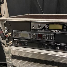 V hliníkovém transportním case jsou namontovány tři rackové jednotky. Horní zařízení má nápisy MIM 20T TRANSMITTER a MIM 20, prostřední jednotka nápi…