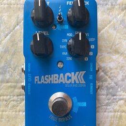 Modrý efekt pedál s nápisem FLASHBACK DELAY AND LOOPER a logem tc electronic. Obsahuje tři černé otočné ovladače s popisky Y, FEEDBACK a LEVEL oraz p…