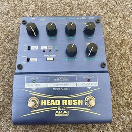 Modrý efekt pedál s nápisy HEAD RUSH a AKAI professional. Zařízení má několik ovládacích knoflíků, přepínačů a tlačítek s popisky jako MIX, HF DAMP,…