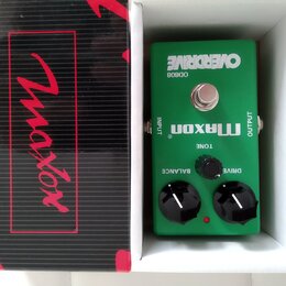Zelený kytarový efekt s nápisy OVERDRIVE, OD808 a MAXON. Na spodní straně jsou tři černé ovládací knoflíky s popisky TONE, BALANCE a DRIVE. Pedal je…