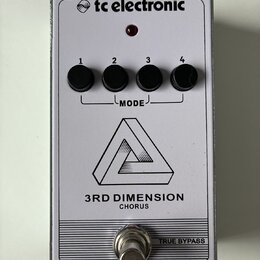 Bílý kytarový efekt s nápisem tc electronic a označením 3RD DIMENSION CHORUS. Na horní straně jsou čtyři černé otočné ovladače s čísly 1 až 4, které…
