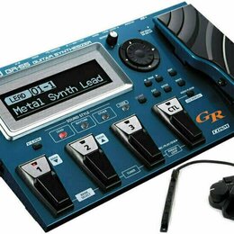 Modrý kytarový syntetizátor s nápisem Roland GR-55 GUITAR SYNTHESIZER. Zařízení má LCD displej s textem LEAD 01-1 Metal Synth Lead, čtyři černé pedál…