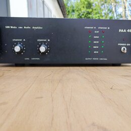 Černý audio zesilovač s nápisem 500 Watts rms Audio Amplifier a označením modelu PAA 46o. Přední panel obsahuje dva ovratidla s nápisy channel A a ch…