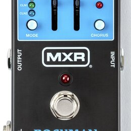 Kytarový efekt pedál s černým tělem a modrým ovládacím panelem. Na panelu jsou posuvníky Volume a Input Gain, tlačítka Mode a Chorus, kontrolky s náp…