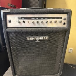 Černý basový kombo zesilovač v přepravním kufru. Na horním ovládacím panelu jsou knofíky s popisky MASTER VOLUME, SEND, VOLUME, HIGH, MODE, BAND, FRE…