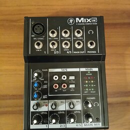 Černý kompaktní mixér s nápisem Mix5 5-CHANNEL COMPACT MIXER. Horní panel obsahuje vstupy MIC, LINE IN a výstup PHONES s označením kanálů 1, 2/3, 4/5…