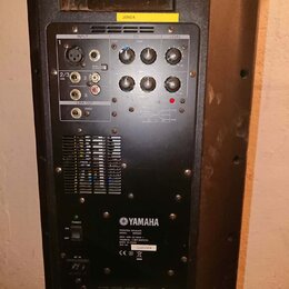 Zadní strana černého aktivního reproduktoru značky YAMAHA. V horní části je ovládací panel s vstupy INPUT, sekcí EQ a regulátorem LEVEL, nad kterým j…