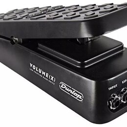 Černý volume pedál s texturovaným povrchem stupně. Na boku je bílý nápis VOLUME(X) a pod ním menší text LOW FRICTION BAND-DRIVE, vedle kterého je log…