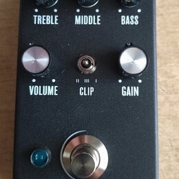 Černý kytarový efekt s nápisem EQUINOX AMP OVERDRIVE. Na horní straně jsou tři ovládací knoflíky s popisky TREBLE, MIDDLE a BASS. Ve střední části se…