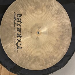 Kruhová činely z mosazi v přirozené zlatavé barvě s viditelným broušením. Na povrchu je černý nápis „istanbul Mehmet Handmade Cymbals from Turkey“. V…