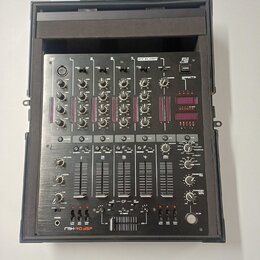 Černý mixovací pult značky RELOOP s označením JMH-40 DSP umístěný v přepravním kufru. Zařízení obsahuje čtyři kanály s rovnovážnými posuvníky, knoflí…
