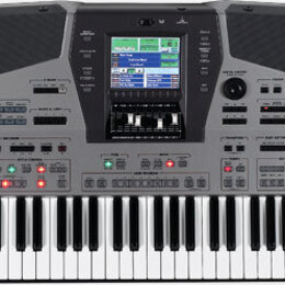 Stříbrný digitální klavír s černými mřížkovými panely v horní části. Na levé straně je nápis Roland a na pravé straně označení E-80 MUSIC WORKSTATION…