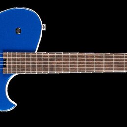 Modrá elektrická kytara s tmavým hnedým hmatníkem. Na hlavě je bílý nápis Manson a pod ním menší nečitelný text. Kytara má dva humbuckery, fixační mo…