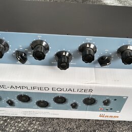 Krabice a rackové zařízení s modrým předním panelem. Na panelu je nápis WARM AUDIO PROGRAM EQUALIZER EQP-WA TUBE EQ a označení LEFT. Zařízení obsahuj…