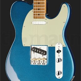 Modrá elektrická kytara s kovovým leskem a krčkem z jasného dřeva. Na hradle snímače je nápis "Lawrence". Kytara má bílý pickguard a kovovou ovládací…