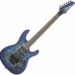 Elektrická kytara s modrým tělem s mramorovaným vzorem a černými komponenty. Na hlavě hředu je bílé logo Ibanez. Kytara má dva humbuckery, tremolo me…