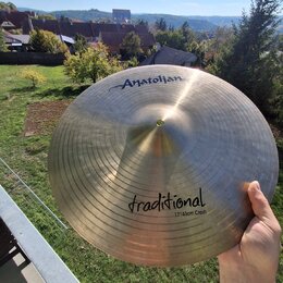 Kruhový mosazný činel s viditelným broušením povrchu. Na horní části je nápis Anatolian a ve spodní části nápisy traditional a 17"/43cm Crash. Povrch…