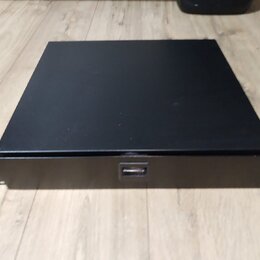 Černý kovový rackový šasi s obdélníkovým tvarem. Na předním panelu je uprostřed umístěn jeden USB port. Povrch je matně černý a bez viditelných znače…