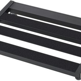 Černý obdélníkový pedalboard s kovovým rámem a třemi protipřeklouznutými plochami. Na pravém boku je viditelné logo "Pedaltrain". Nástroj vykazuje no…