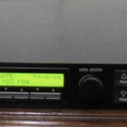 Černý rackový efektový procesor s nápisem YAMAHA SPX990. Na displeji svítí červené číslo 29 a zelený text REVERSE GATE Reverse U15 P06 P03 P04. Zaříz…