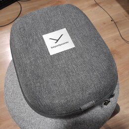 Šedý textilní pouzdro s zipem. Na horní straně je bílý čtverečkový štítek s logem a nápisem beyerdynamic. Povrch textily je v dobrém stavu bez vidite…
