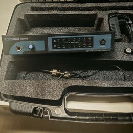 Černý přenosník s nápisem LD SYSTEMS MEI ONE -T a doplňkovým označením UHF WIRELESS STEREO TRANSMITTER. Zařízení má na přední straně dva LED indikáto…