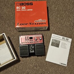 Na fotografii je loop station Boss RC-30 v červeném provedení s černými pedály. K zařízení patří původní oranťová krabice s nápisy BOSS RC-30 DUAL TR…