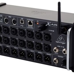 Černý digitální mixér v rackovém provedení s chromovanými úchyty. Na zadním panelu jsou viditelné nápisy X AIR, XR18 a logo behringer. Zařízení obsah…