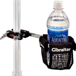 Černý držák na lahve s síťovaným spodkem, který je připevněn k chromovému stojanu. Na látkové části držáku je bílý nápis Gibraltar a na upevňovacím m…