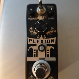 Kytarový efekt pedál v černém provedení s bílým grafickým potiskem budovy a ornamentů. Na pedálu je nápis PLEXION a v dolní části logo Amuzik. Obsahu…