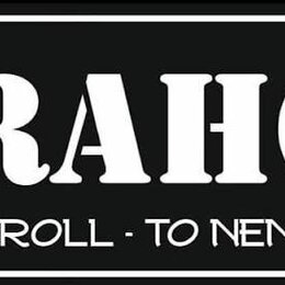 Černý obdélníkový banner s bílým rámem. Uprostřed je velkým bílým písmem napsáno KRAHOŠ a pod ním menším písmem text ROCK & ROLL - TO NENÍ PRDEL.