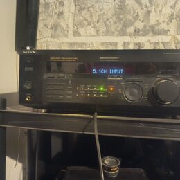 Černý AV receiver značky SONY s digitálním displejem, na kterém svítí nápis 5.1CH INPUT. Na předním panelu jsou viditelné nápisy Digital Audio/Video…