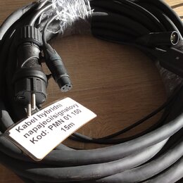 Černý svitek hybridního kabelu s několika konektory. Na přiloženém štítku je nápis: Kabel hybridni napajecilsignalovy Kod: PMN 01 150 15m. Kabel vyka…
