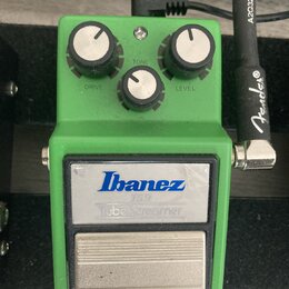 Zelený kytarový efekt s třemi ovládacími knoflíky popsanými jako DRIVE, TONE a LEVEL. Na přední straně je stříbrný nápis Ibanez a pod ním text TubeSc…