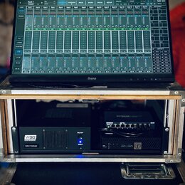 Na fotce je vidět monitor značky Iiyama, na kterém je zobrazeno rozhraní pro ovládání zvukového mixu s názvem Rack 1. Monitor je umístěn na hliníkové…