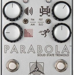 Stříbrný efektový pedál s nápisem PARABOLA SOLID STATE TREMOLO. Na horní straně jsou čtyři bílé otočné knoflíky a dva přepínače s popisky FM/AM a FST…