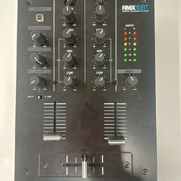 Černý kompaktní DJ mixér s nápisy RELOOP a RMX10BT COMPACT BLUETOOTH DJ MIXER. Zařízení obsahuje dva kanály s ovládacími knoflíky pro PHONO, BT a EQ…