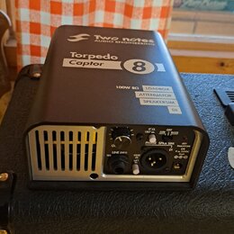 Tmavě hnědý box s nápisy Two notes AUDIO ENGINEERING a Torpedo Captor 8. Na horní straně jsou uvedeny specifikace 100W 8Ω a funkce LOADBOX, ATTENUATO…